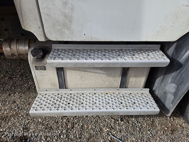 image for item YA2231 2019 Freightliner Business Class M2 box truck