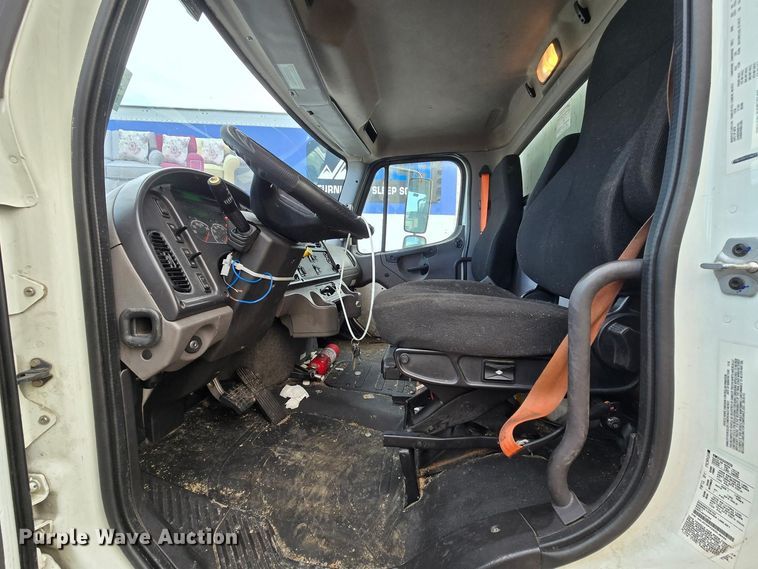 image for item YA2231 2019 Freightliner Business Class M2 box truck