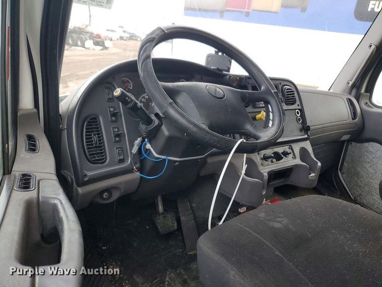 image for item YA2231 2019 Freightliner Business Class M2 box truck