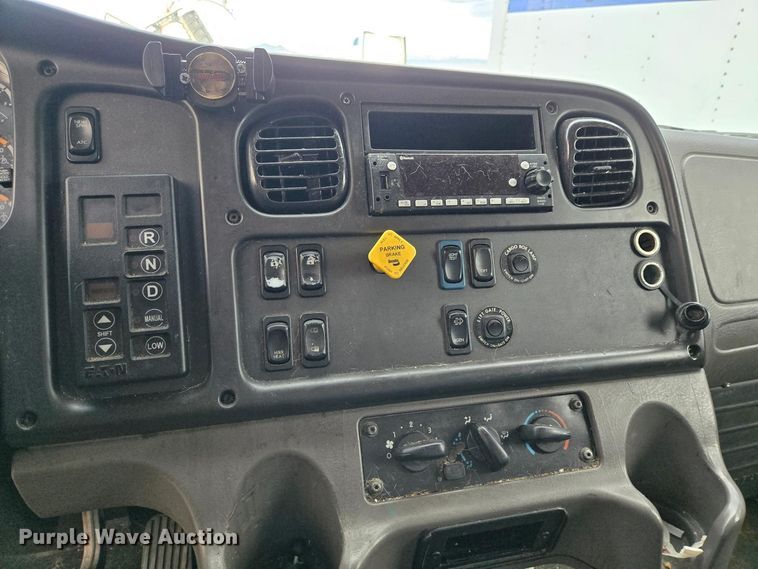 image for item YA2231 2019 Freightliner Business Class M2 box truck