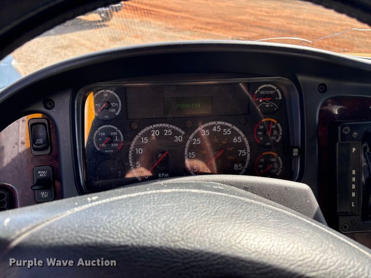 image for item YA2245 2019 Freightliner Business Class M2 box truck