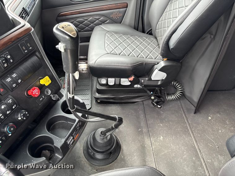 image for item YA2264 2023 International HX520 semi truck