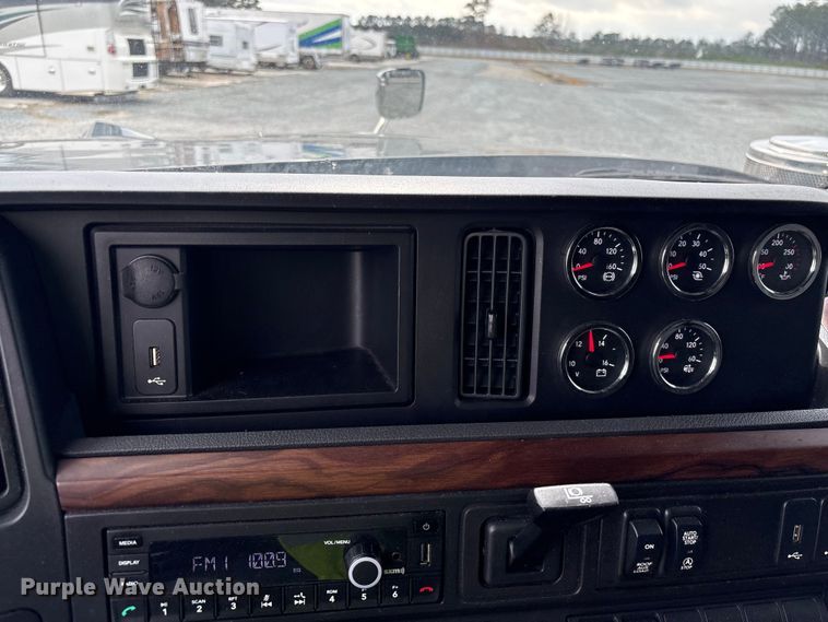 image for item YA2264 2023 International HX520 semi truck