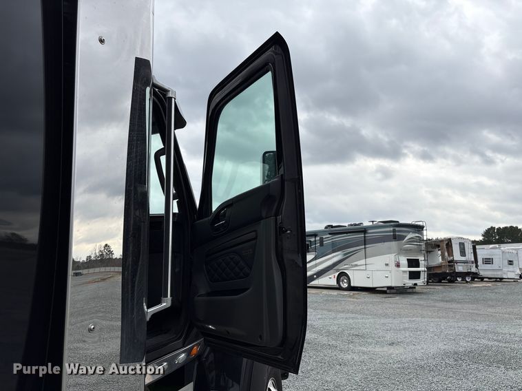 image for item YA2264 2023 International HX520 semi truck