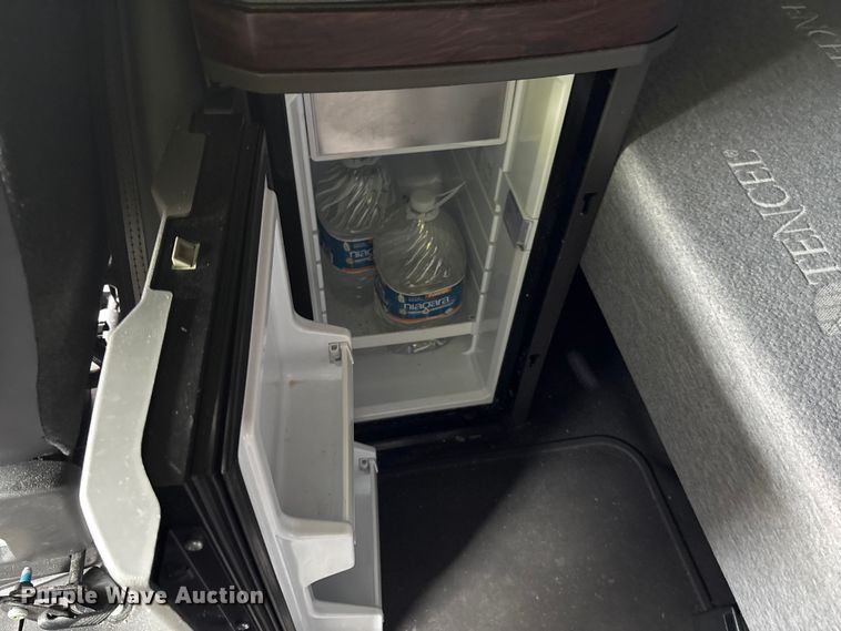 image for item YA2264 2023 International HX520 semi truck