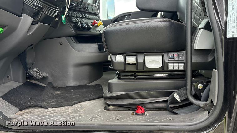 image for item YA2266 2023 International HX520 semi truck