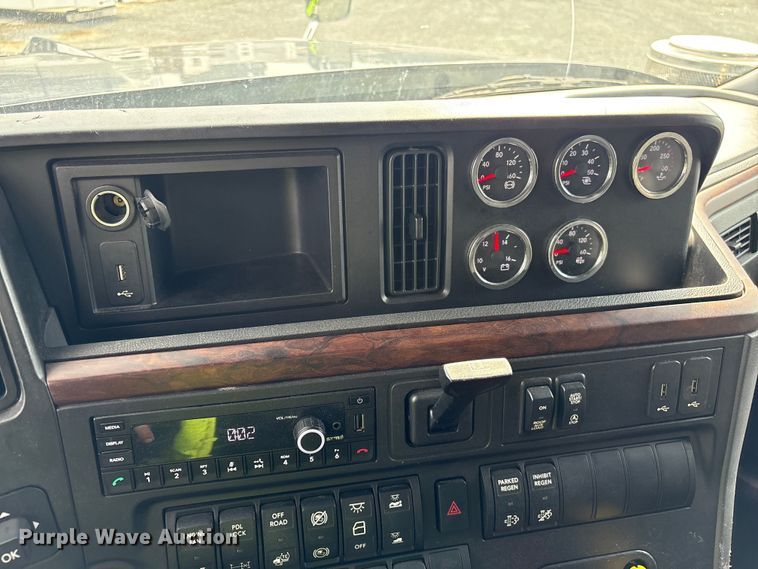 image for item YA2266 2023 International HX520 semi truck