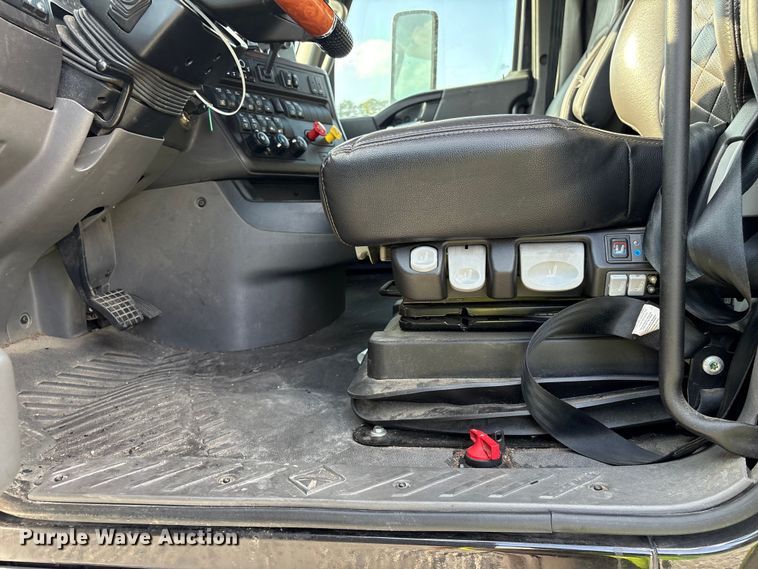 image for item YA2267 2023 International HX520 semi truck