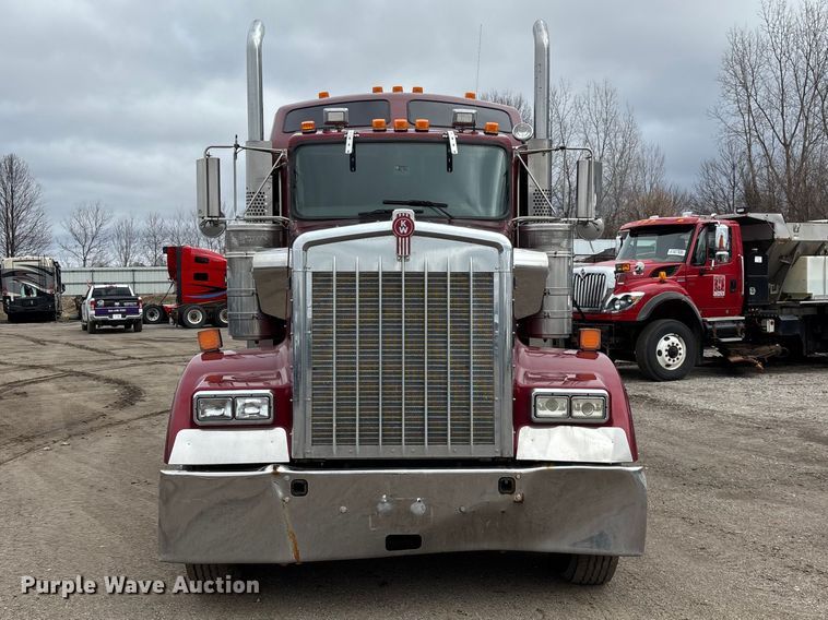 image for item YA2401 2019 Kenworth W900 semi truck
