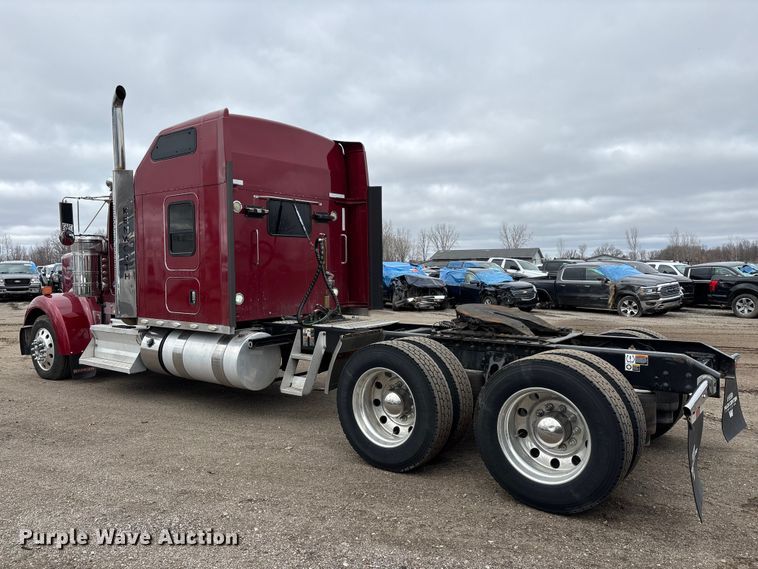 image for item YA2401 2019 Kenworth W900 semi truck