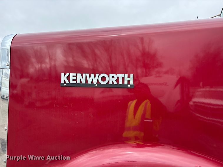 image for item YA2401 2019 Kenworth W900 semi truck