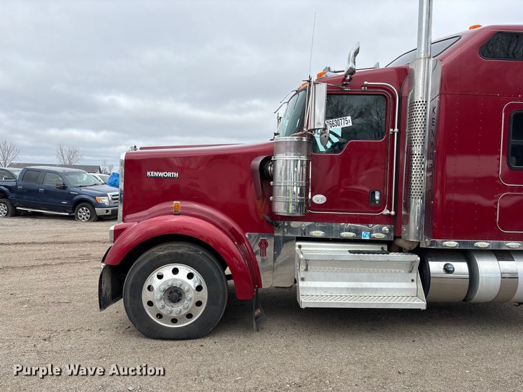image for item YA2401 2019 Kenworth W900 semi truck
