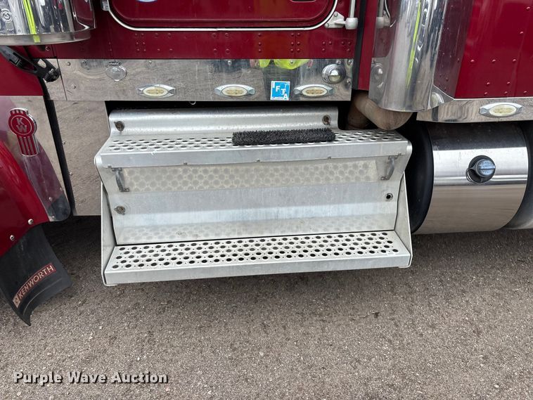 image for item YA2401 2019 Kenworth W900 semi truck