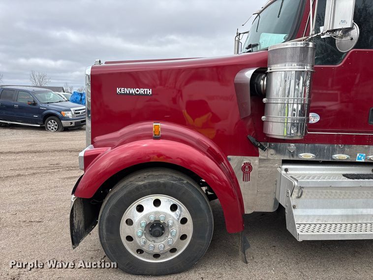 image for item YA2401 2019 Kenworth W900 semi truck