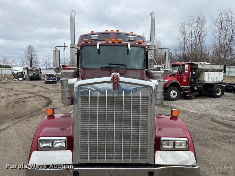 image for item YA2401 2019 Kenworth W900 semi truck