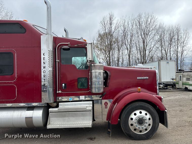 image for item YA2401 2019 Kenworth W900 semi truck
