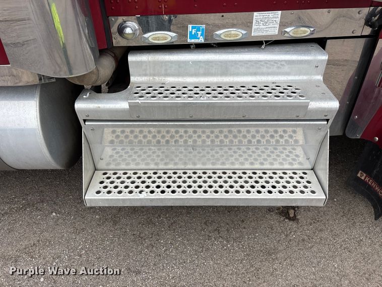 image for item YA2401 2019 Kenworth W900 semi truck