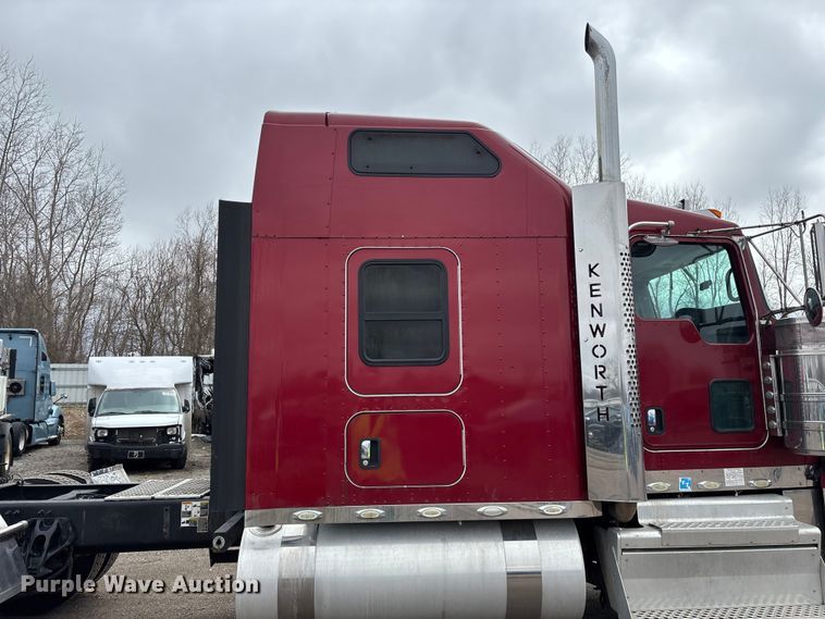 image for item YA2401 2019 Kenworth W900 semi truck