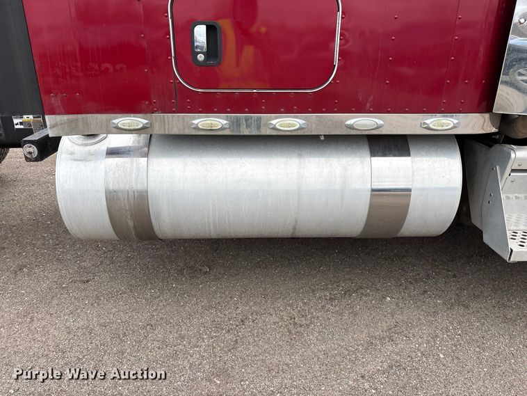 image for item YA2401 2019 Kenworth W900 semi truck