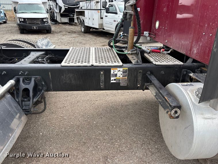 image for item YA2401 2019 Kenworth W900 semi truck