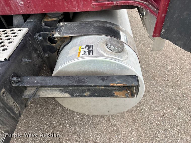 image for item YA2401 2019 Kenworth W900 semi truck