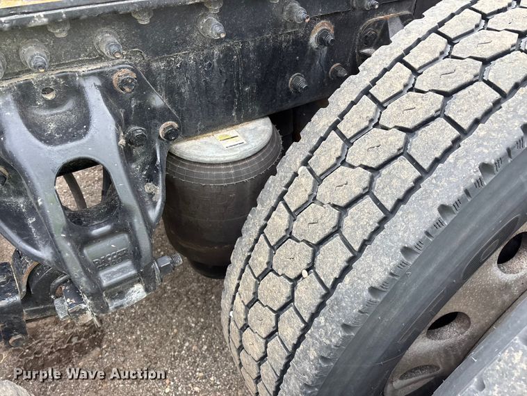 image for item YA2401 2019 Kenworth W900 semi truck