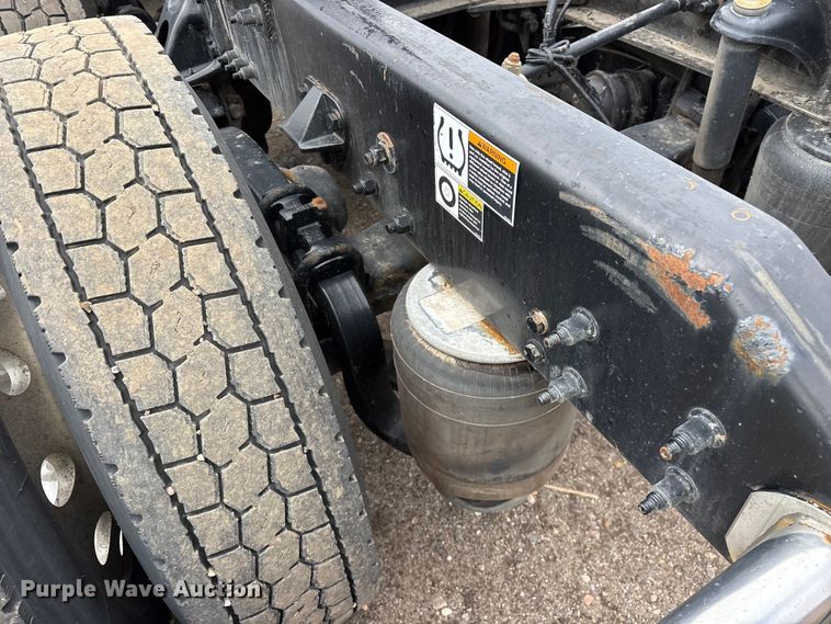 image for item YA2401 2019 Kenworth W900 semi truck