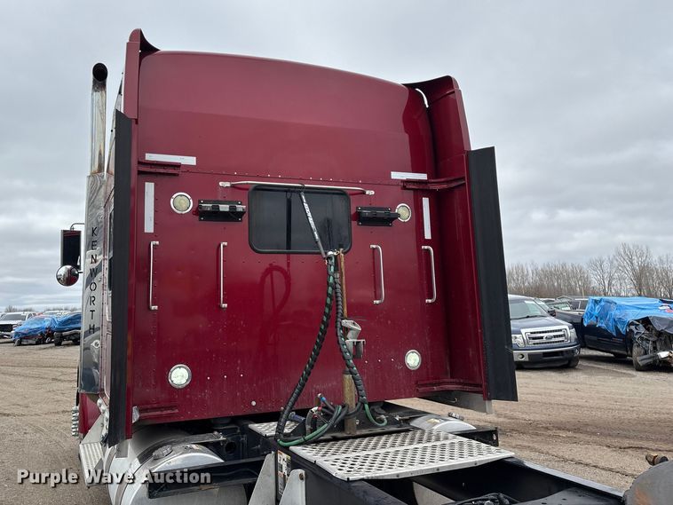 image for item YA2401 2019 Kenworth W900 semi truck