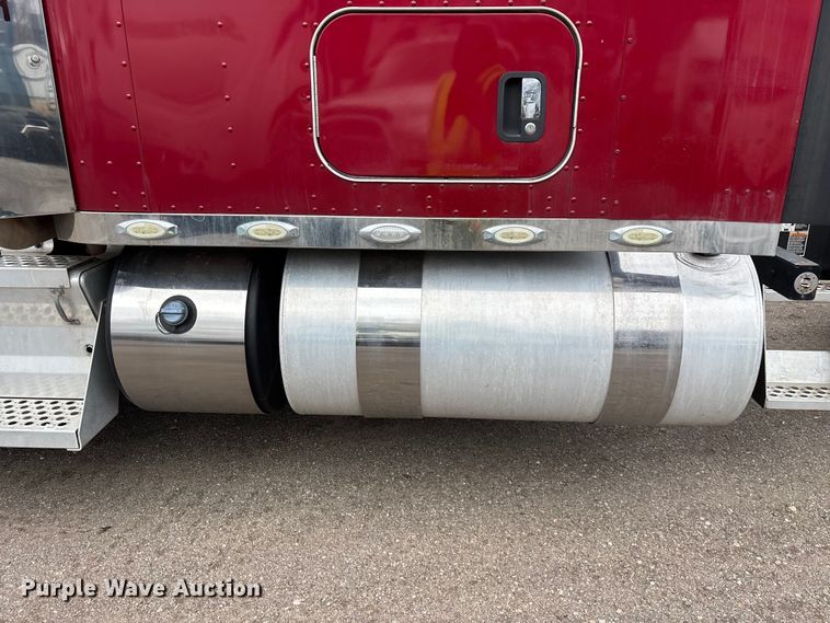 image for item YA2401 2019 Kenworth W900 semi truck