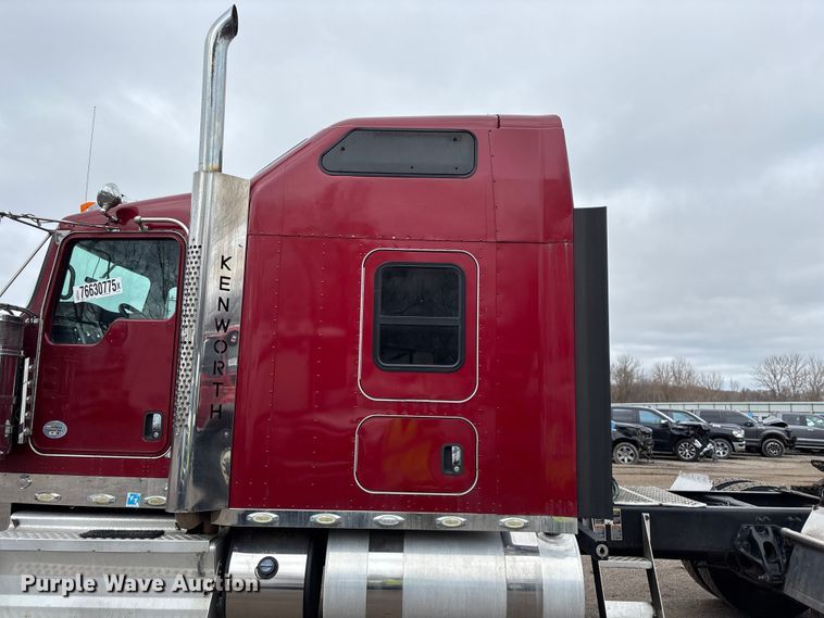 image for item YA2401 2019 Kenworth W900 semi truck