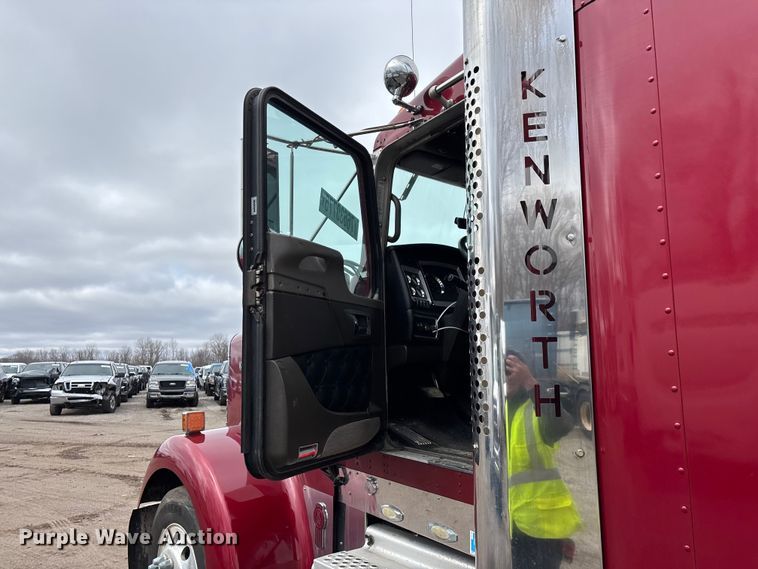 image for item YA2401 2019 Kenworth W900 semi truck