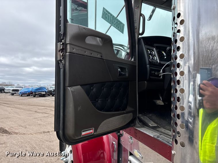 image for item YA2401 2019 Kenworth W900 semi truck