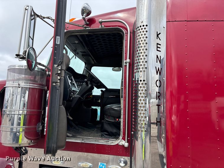 image for item YA2401 2019 Kenworth W900 semi truck