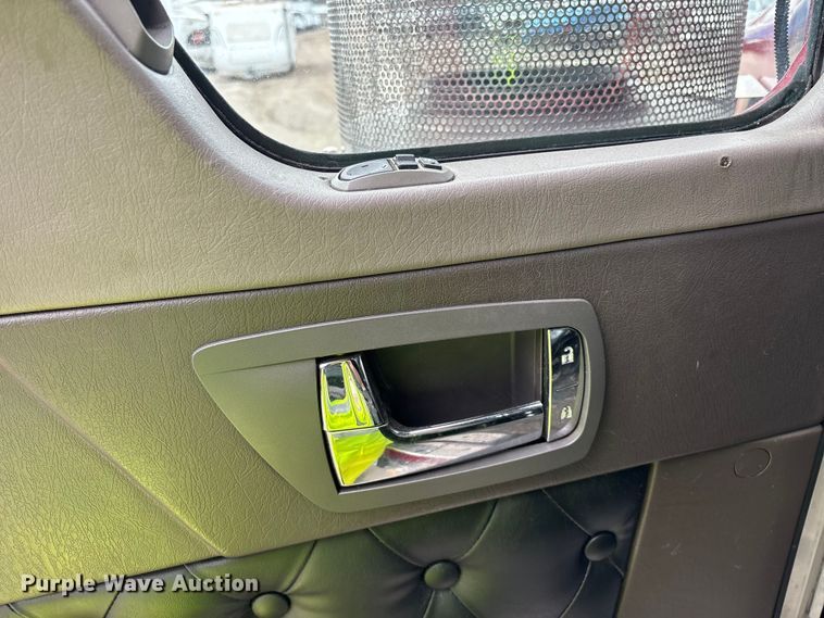 image for item YA2401 2019 Kenworth W900 semi truck