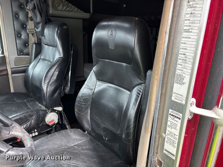 image for item YA2401 2019 Kenworth W900 semi truck