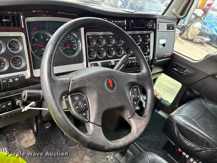 image for item YA2401 2019 Kenworth W900 semi truck