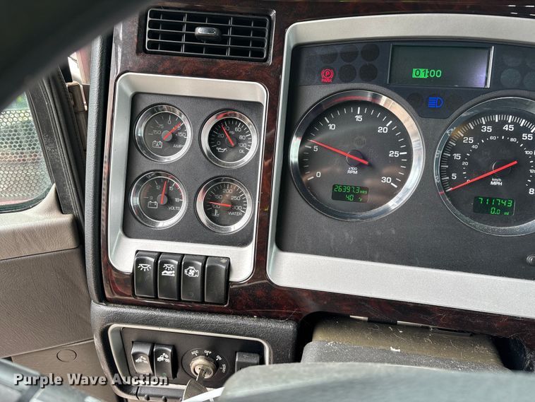 image for item YA2401 2019 Kenworth W900 semi truck