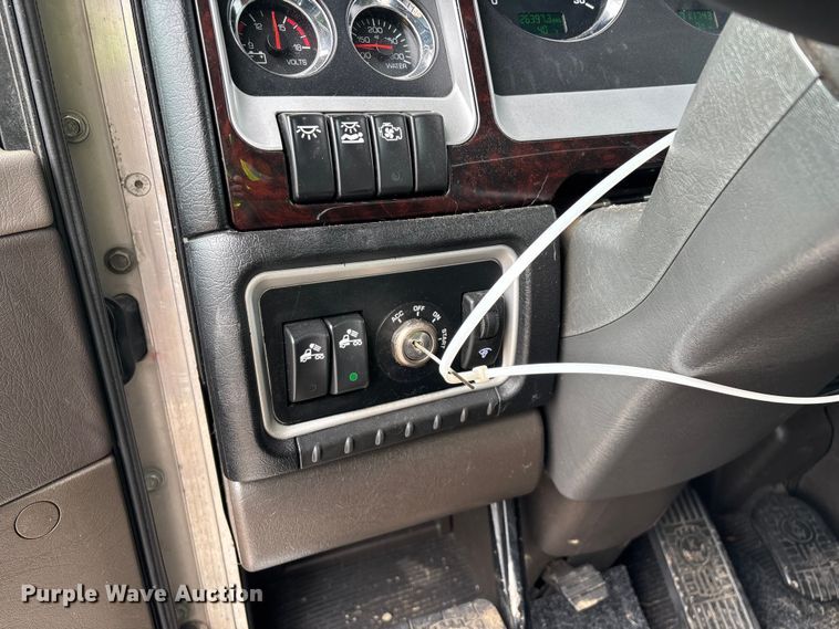 image for item YA2401 2019 Kenworth W900 semi truck