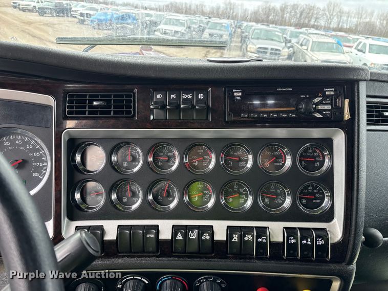 image for item YA2401 2019 Kenworth W900 semi truck