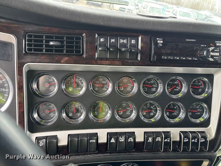 image for item YA2401 2019 Kenworth W900 semi truck