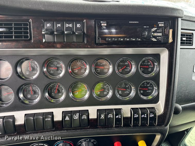 image for item YA2401 2019 Kenworth W900 semi truck