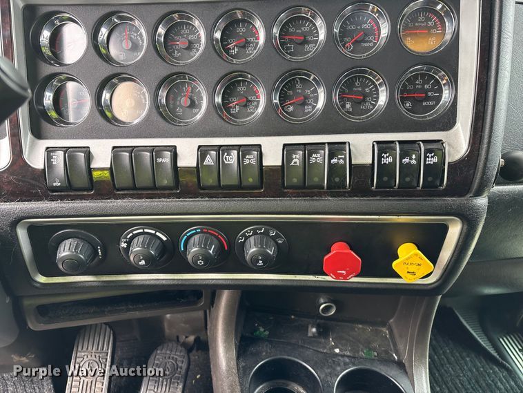 image for item YA2401 2019 Kenworth W900 semi truck