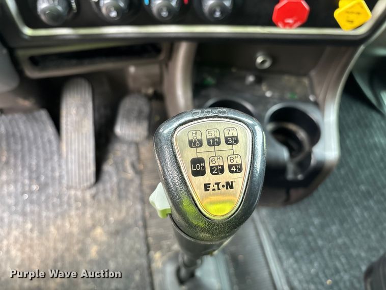 image for item YA2401 2019 Kenworth W900 semi truck