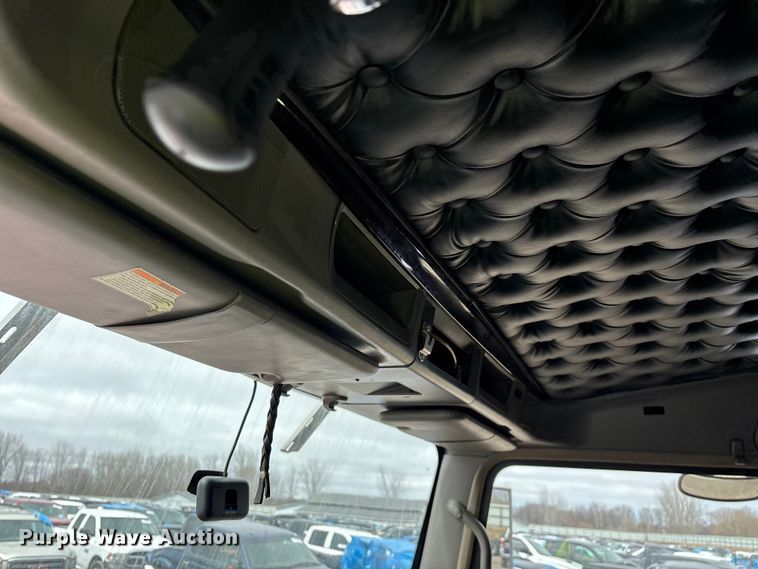 image for item YA2401 2019 Kenworth W900 semi truck