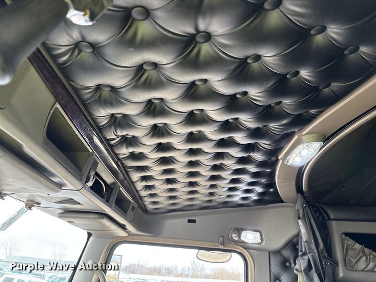 image for item YA2401 2019 Kenworth W900 semi truck