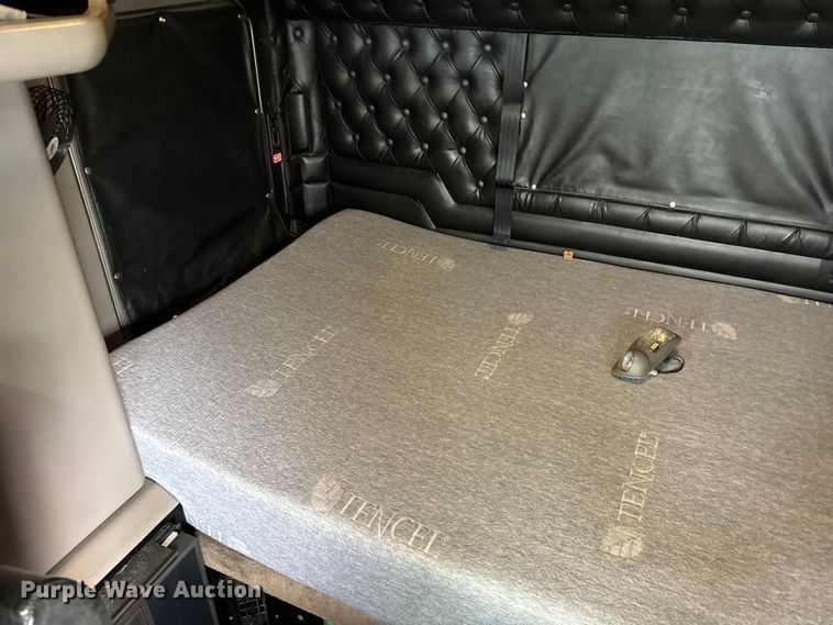 image for item YA2401 2019 Kenworth W900 semi truck