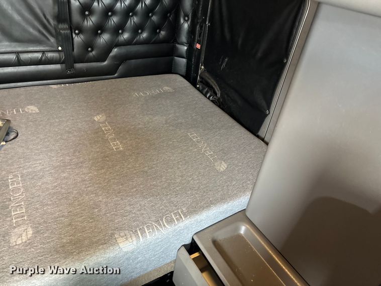 image for item YA2401 2019 Kenworth W900 semi truck