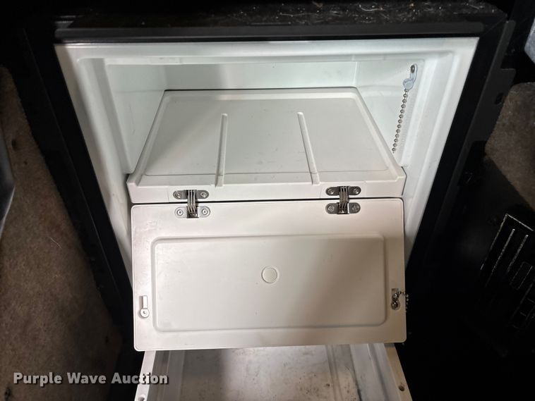 image for item YA2401 2019 Kenworth W900 semi truck