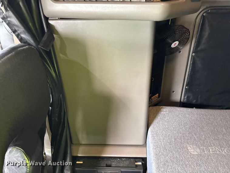 image for item YA2401 2019 Kenworth W900 semi truck