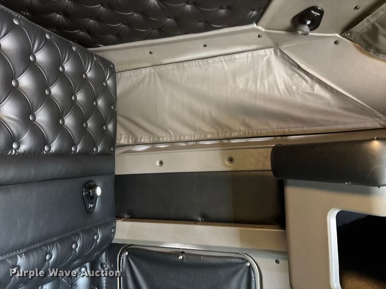 image for item YA2401 2019 Kenworth W900 semi truck